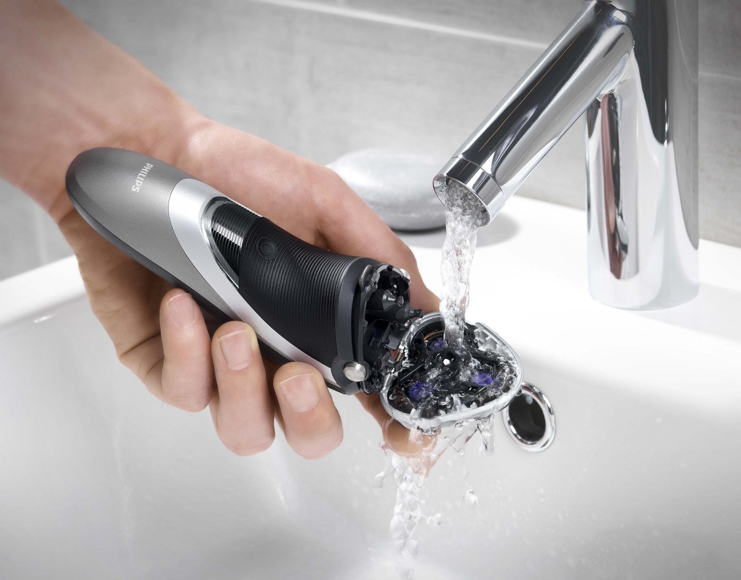 Philips-PT920-Electric-Shaver_The-Utter-Gutter_Wash_Rinse_4