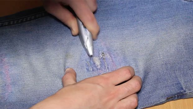 Step-6-Cut-The-Jeans-Knife--Robin-James_The-Utter-Gutter_DIY-Ripped-Jeans