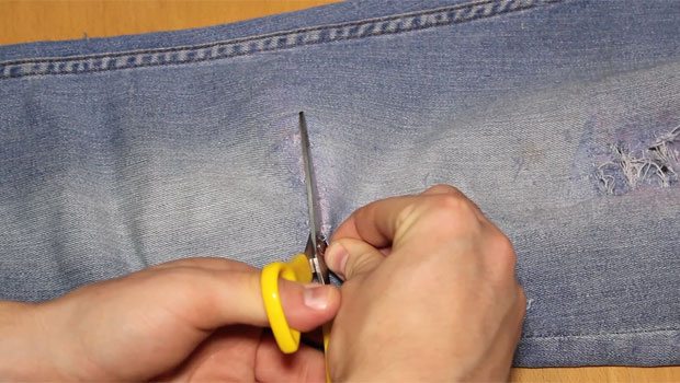 Step-6-Cut-The-Jeans-Scissors-Robin-James_The-Utter-Gutter_DIY-Ripped-Jeans
