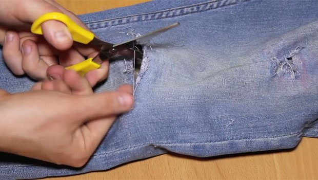 Step-7-Fray-Jeans-Scissors-Robin-James_The-Utter-Gutter_DIY-Ripped-Jeans