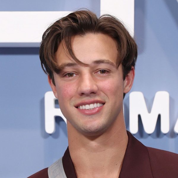 cameron-dallas-90s-inspired-hairstyle-hairstyle-haircut-man-for-himself-ft.jpg