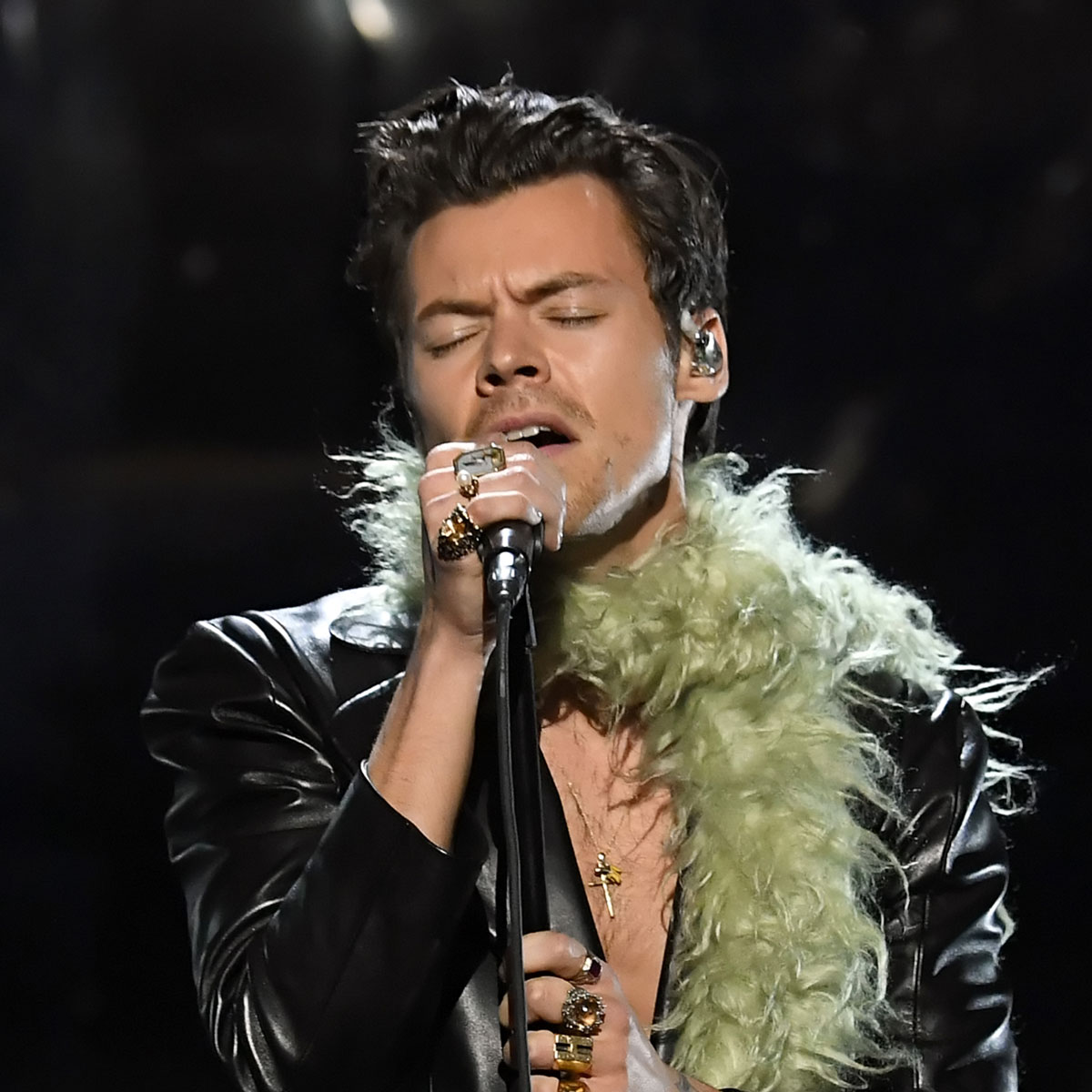 harry-styles-grammy-awards-2021-hairstyle-man-for-himself