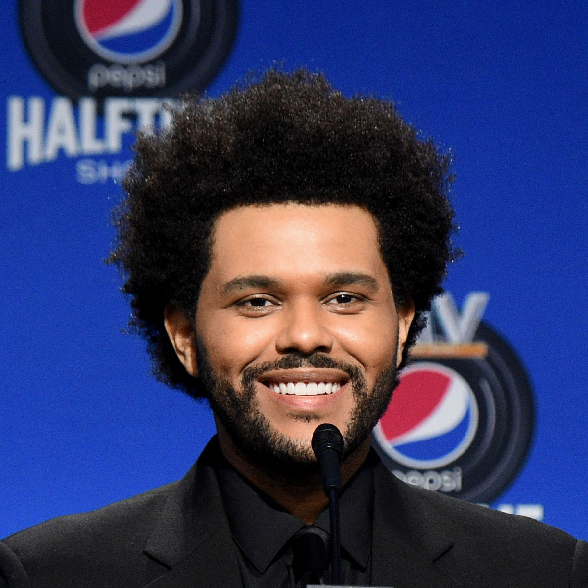 the-weeknd-natural-shaped-afro-hairstyle