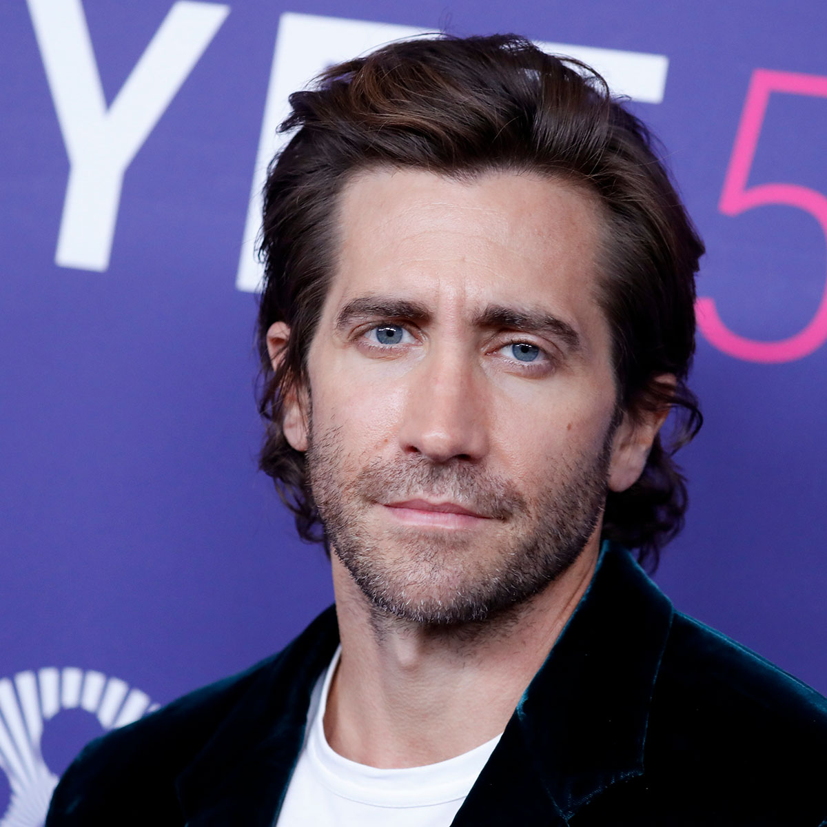 jake-gyllenhaal-mid-length-swept-back-hairstyle-mens-hairstyles-man-for-himself-ft