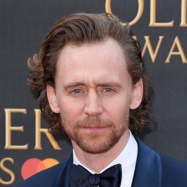 tom-hiddleston-grown-out-thinning-hair-hairstyle-haircut-man-for-himself-ft.jpg