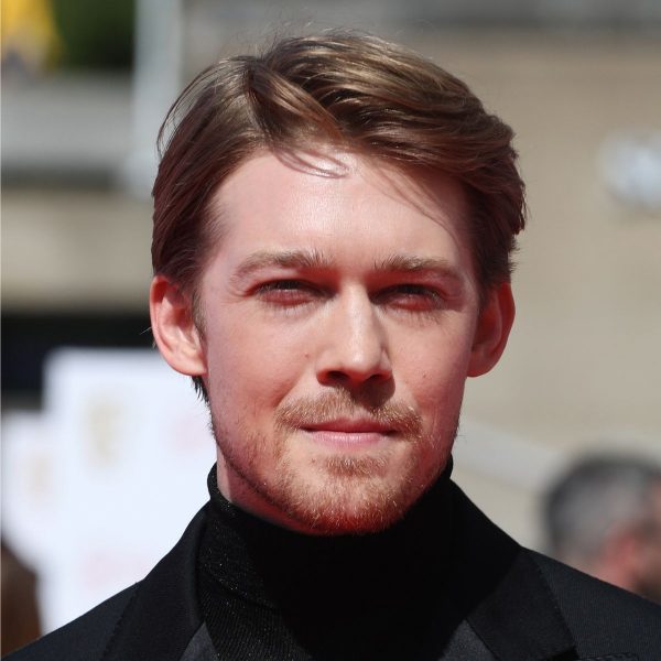 Joe Alwyn: Classic Hairstyle With Long Fringe And Side-Parting