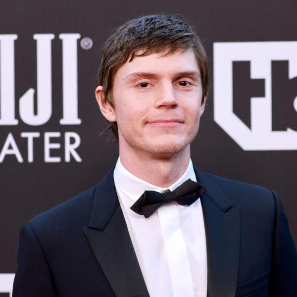 Evan Peters: Short Textured Hairstyle With Fringe