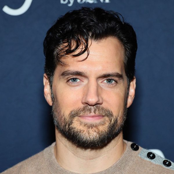 henry-cavill-wavy-quiff-with-pulled-down-strands-hairstyle-haircut-man-for-himself-1.jpg