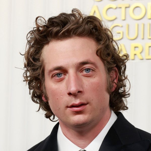Jeremy Allen White: Medium Length Tousled Curly Hairstyle