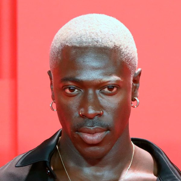moses-sumney-platinum-blonde-afro-buzz-cut-hairstyle-haircut-man-for-himself-ft.jpg