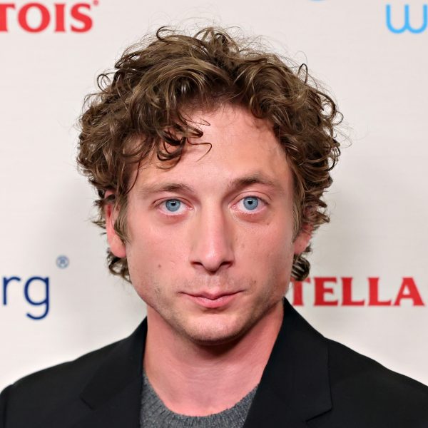 Jeremy Allen White: Laidback Curly Hairstyle