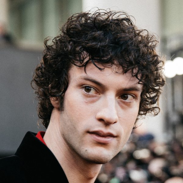 Dominic Sessa: Medium Length Curly Hair